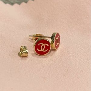 ❤️❤️❤️Sold❤️❤️❤️18k solid gold stud earrings.